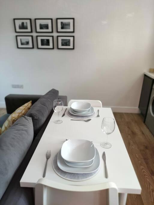 The Old Bar In Wiltshire - 1 Bedroom Guesthouse Chippenham  Eksteriør bilde