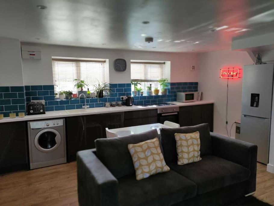 The Old Bar In Wiltshire - 1 Bedroom Guesthouse Chippenham  Eksteriør bilde